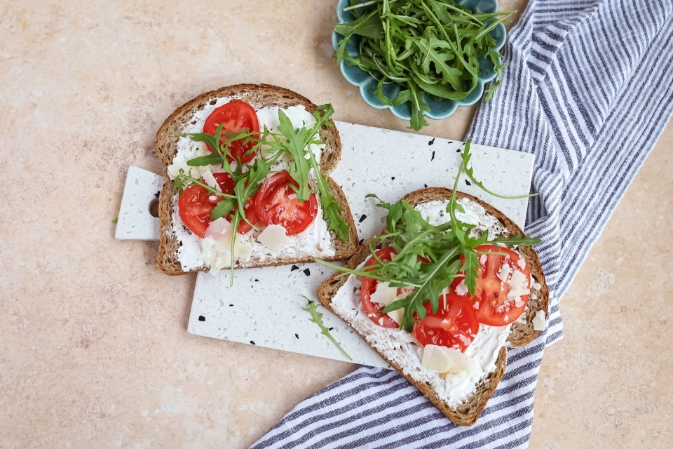 Brood met zuivelspread, tomaat & rucola 