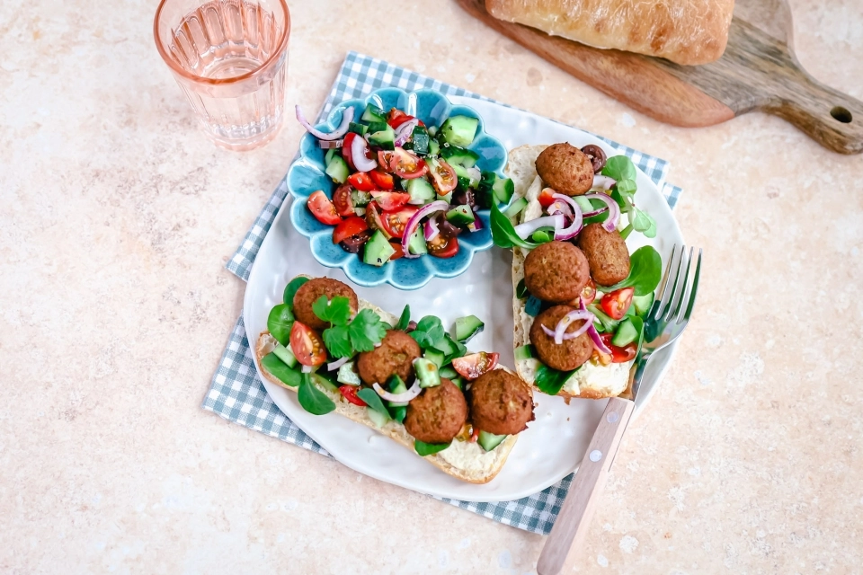 Ciabatta met hummus, falafel & salade