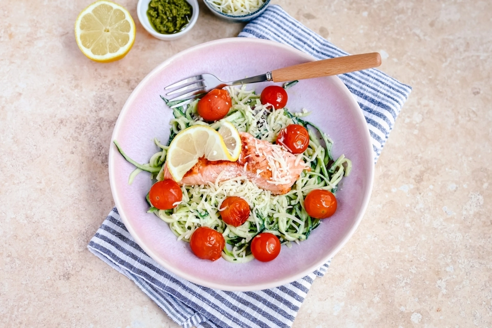 Courgettespaghetti met pesto, zalm & geroosterde tomaatjes