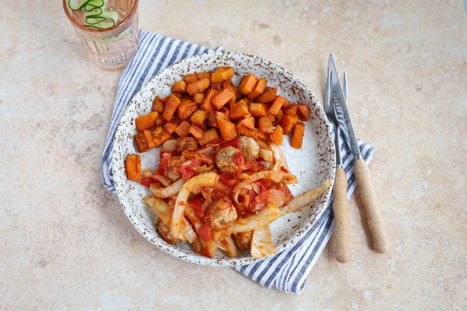 Kipgehaktballetjes in tomatensaus met zoete aardappel