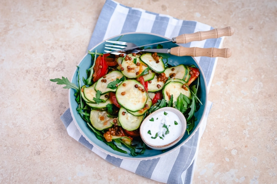 Linzensalade met tomaat & courgette