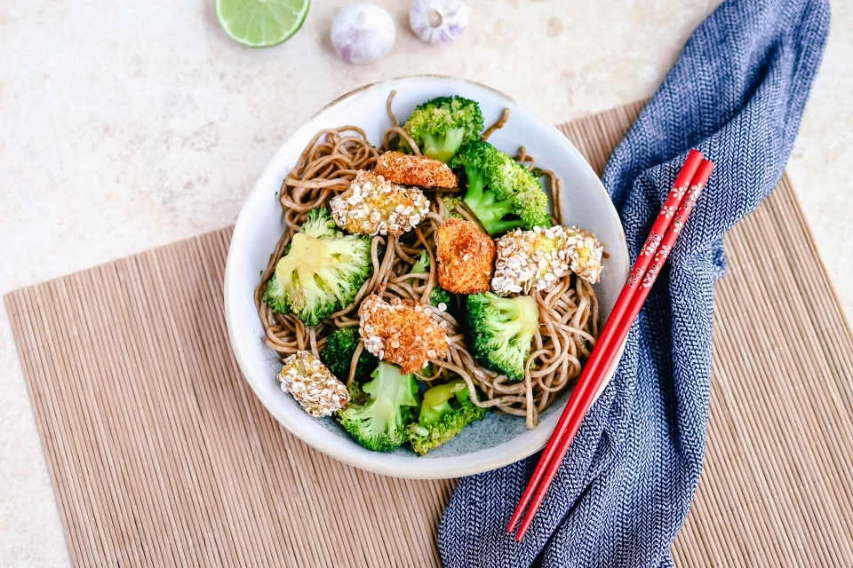 Noedels met broccoli & kokos-kipnuggets uit de oven