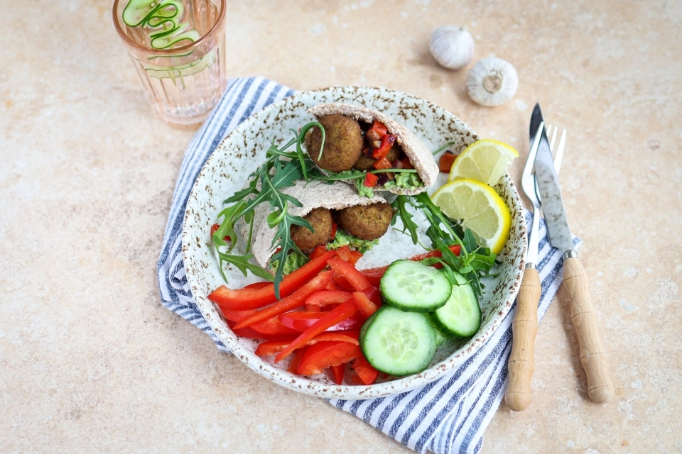 Pitabroodje met falafelballetjes & zelfgemaakte guacamole