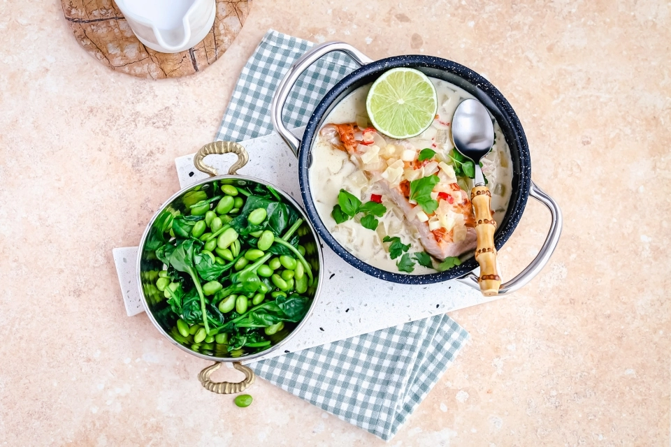 Zalm in kokos-limoensaus met edamame & spinazie