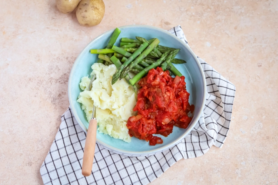 Aardappelpuree, groene asperges & falafel in tomatensaus