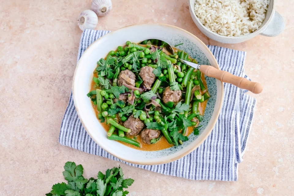 Curry met gehaktballetjes, sperziebonen & tuinerwten