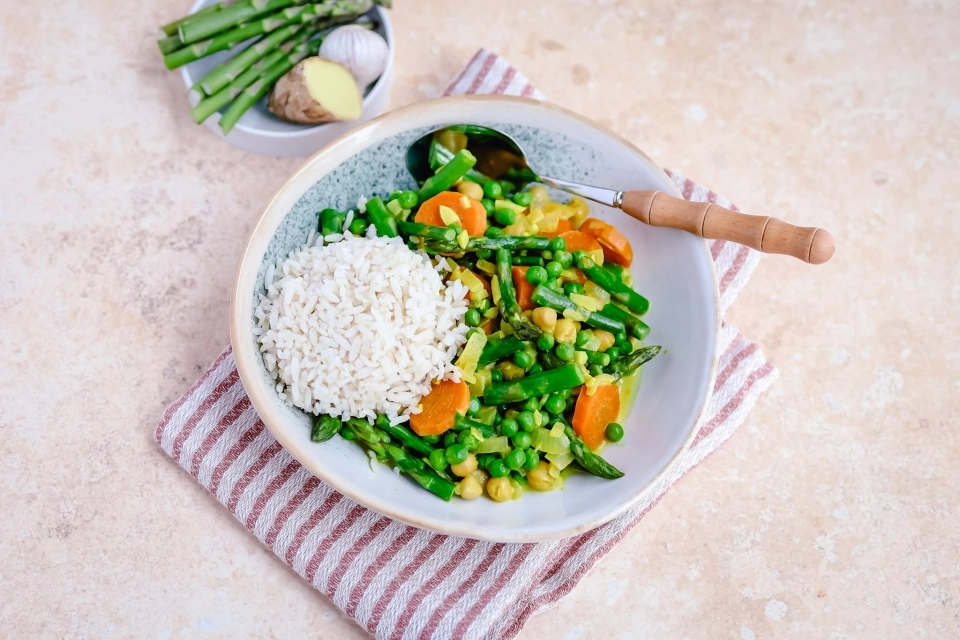 Curry met groene asperges, kikkererwten & rijst