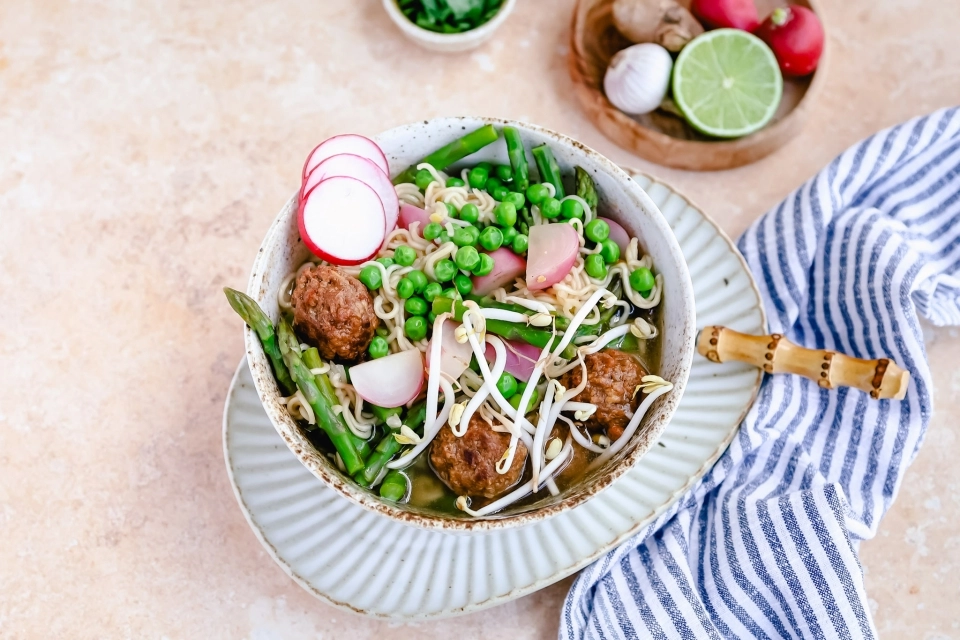Noedelsoep met groene asperges, radijs & falafel