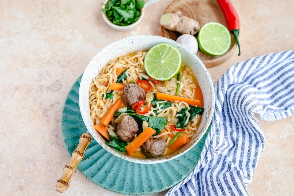 Noedelsoep met wortel, spinazie & gehaktballetjes