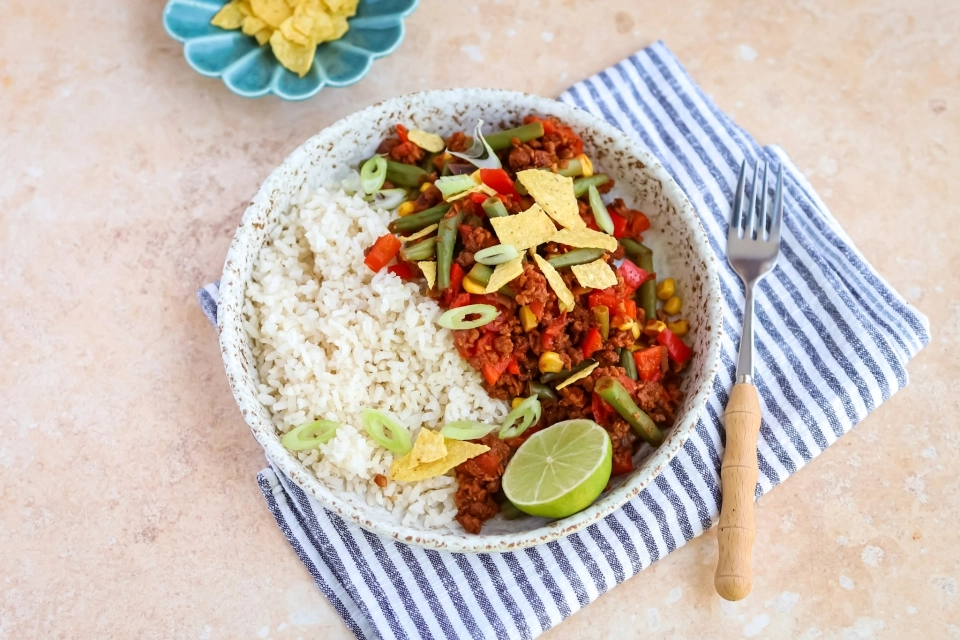 Rijst met plantaardige Mexicaanse schotel & taco crunch
