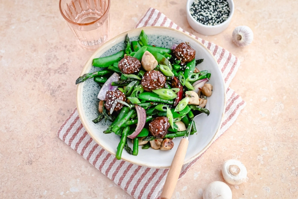 Wokgroenten met teriyaki gehaktballetjes