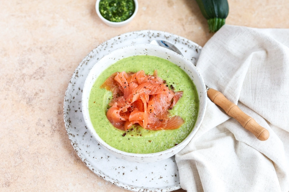Romige avocado-pestosoep met courgette & gerookte zalm