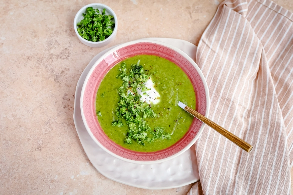 Kerrie & kokos maaltijdsoep met broccoli confetti