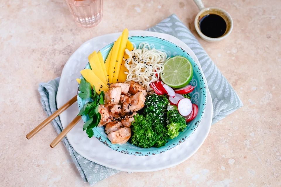 Poké bowl met noedels & zalm