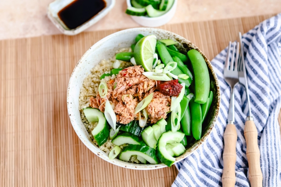 Quinoa bowl met tonijn & sugarsnaps