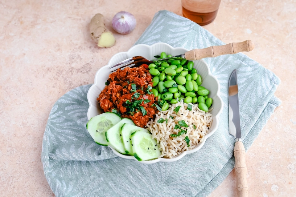 Rijst met edamame & tonijn in pittige saus