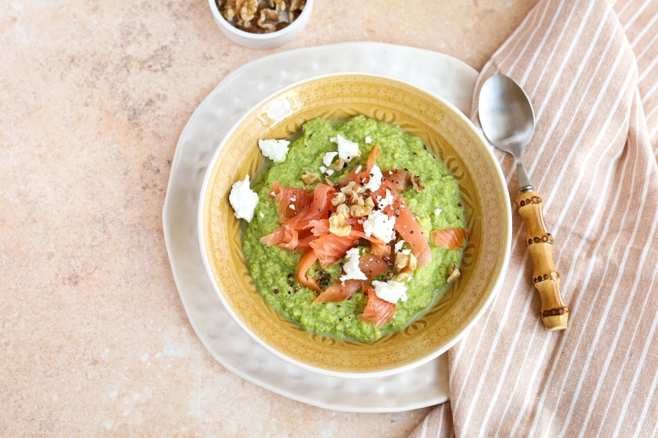 Romige broccolisoep met kikkererwten & zalm