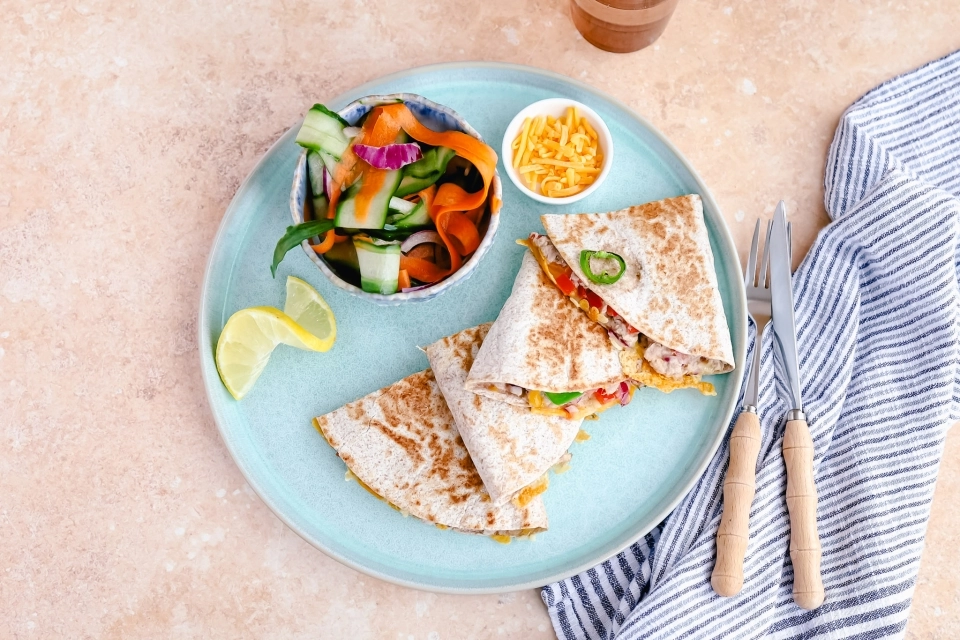 Tonijn quesadilla met zoetzure salade