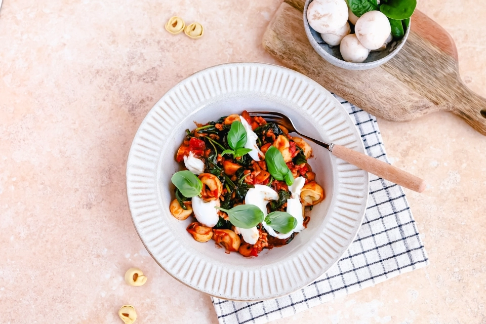 Tortellini met kipgehakt, spinazie & champignons