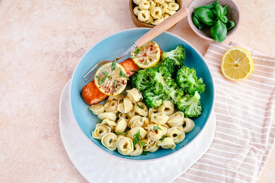 Tortellini met broccoli & zalm in honing-citroensaus