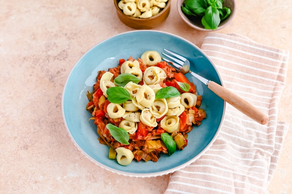 Tortellini met tonijn in romige tomatensaus