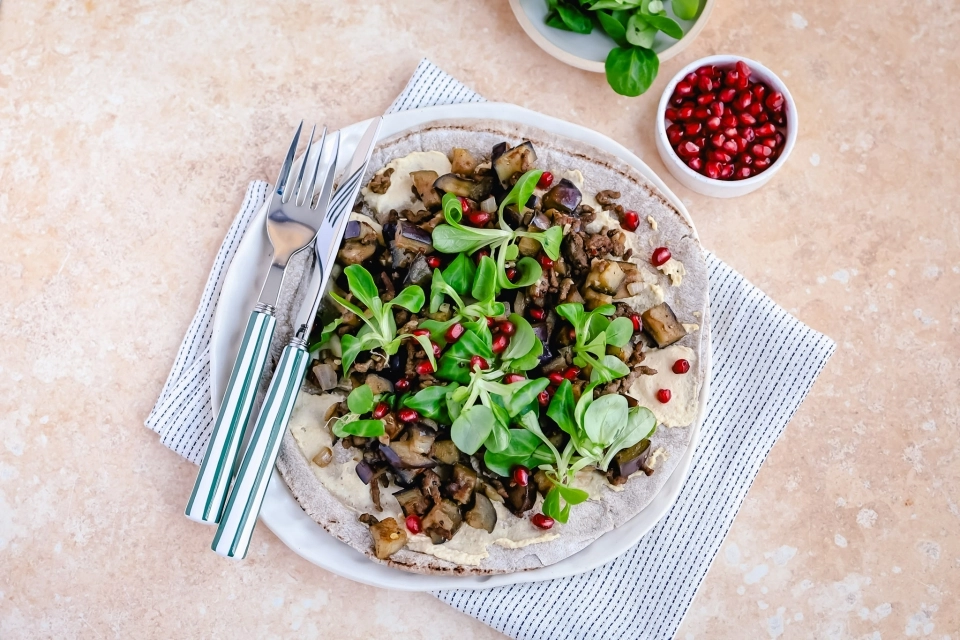 Platbrood met hummus, aubergine & gehakt