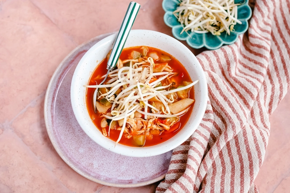 Rijkgevulde Italiaanse soep met wortel, courgette, pasta & kip