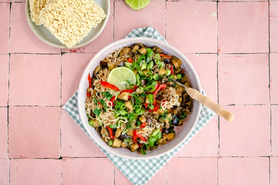 Currynoedels met gehakt, aubergine & paprika