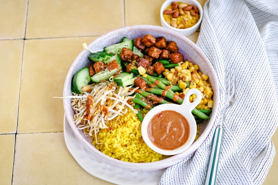 Gado gado met gele rijst & tempeh