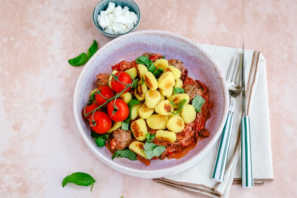 Gebakken gnocchi met gehaktballetjes in tomatensaus