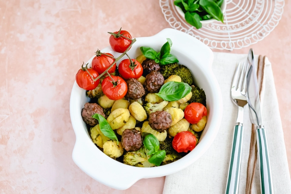 Gnocchi traybake met gehaktballetjes, tomaat & broccoli