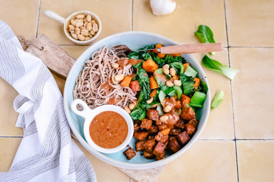 Noedels met paksoi, zoete aardappel, tempeh & pindasaus