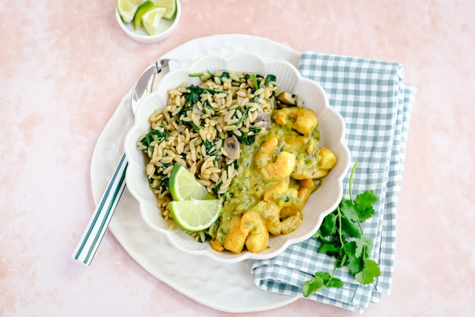 Orzo met spinazie, champignons & garnalen in kerriekokossaus