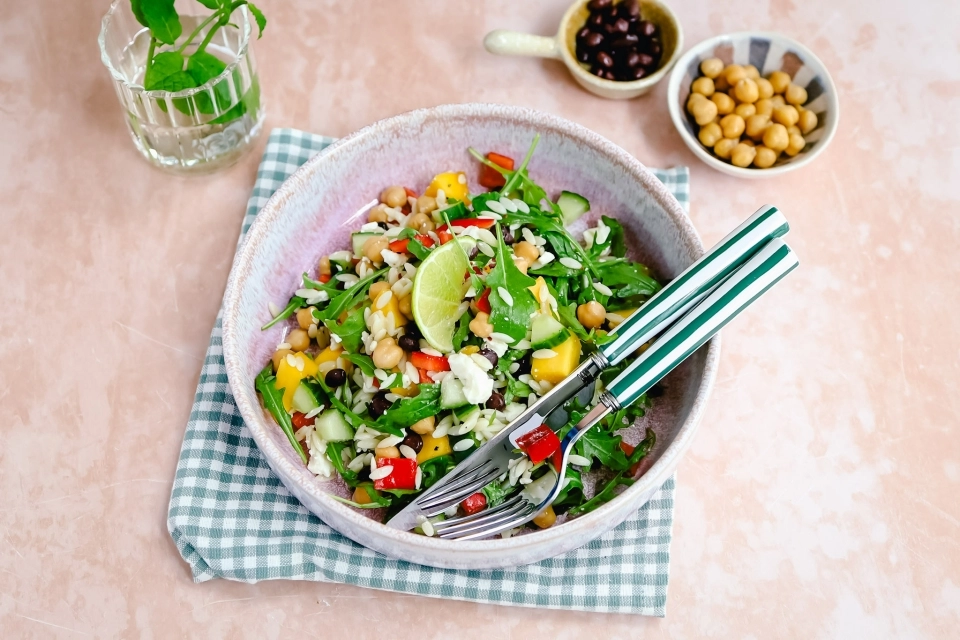 Orzo salade met mango, kikkererwten & zwarte bonen