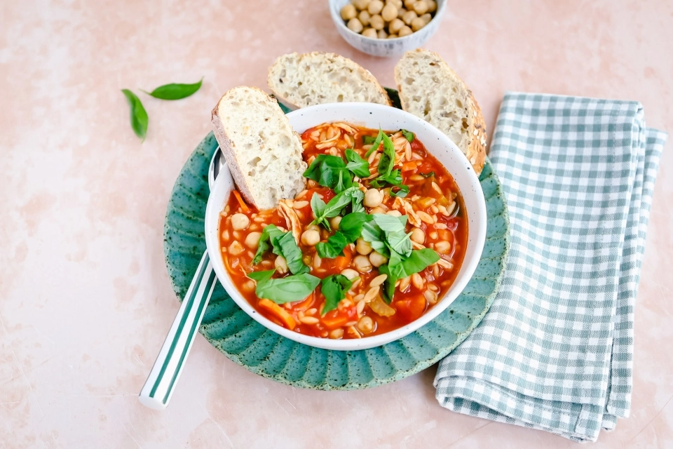 Orzo-tomatensoep met kip & kikkererwten