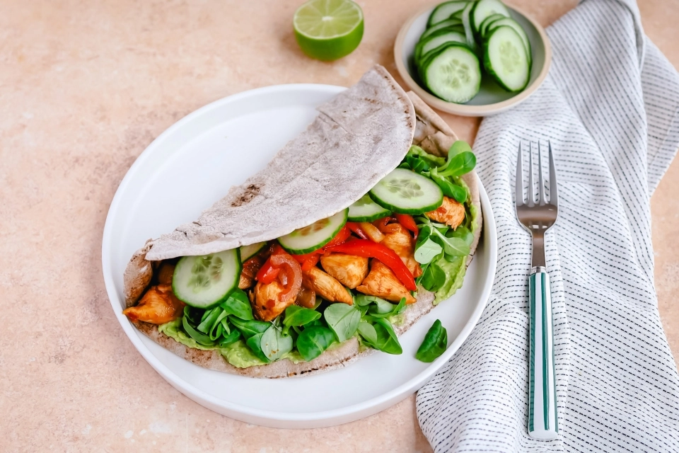 Platbrood met avocadospread & pittige kip