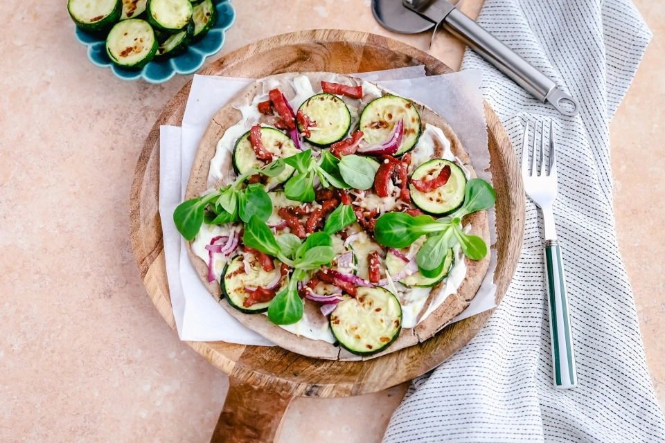 Platbrood flammkuchen met courgette & kalkoen spekreepjes
