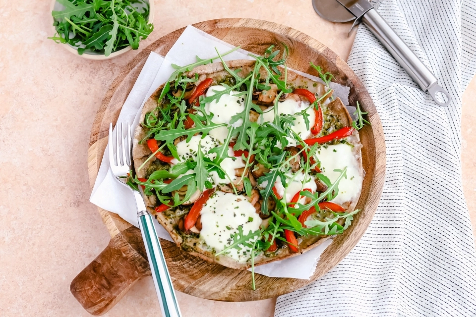 Platbrood pizza met pesto, champignons & mozzarella