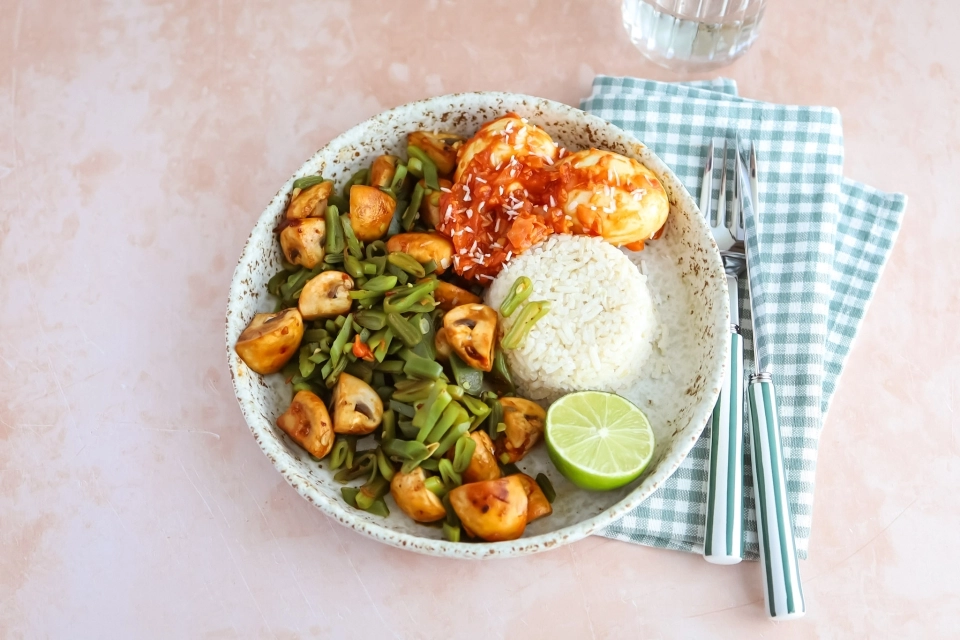 Rijst met snijbonen, champignons & eieren in pittige saus