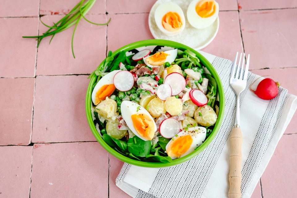 Aardappelsalade met tuinerwten, kalkoen spekreepjes & ei