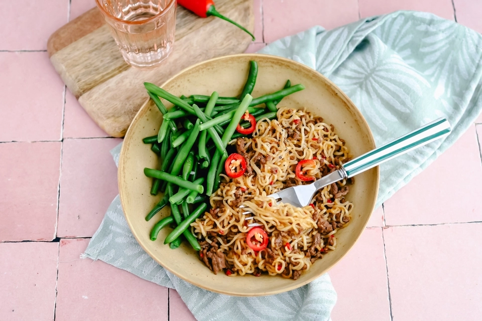 Noedels met pittig gehakt & sperziebonen