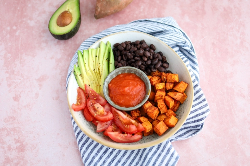 Zoete aardappel bowl met zwarte bonen & avocado
