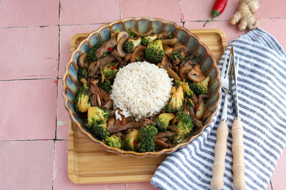 Chinese roerbak van runderreepjes, broccoli & champignons
