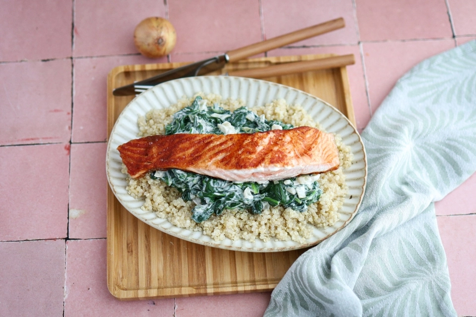 Gegrilde zalm met spinazie & quinoa