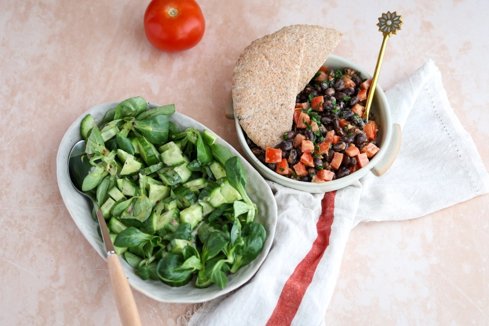 Pitabroodje met pittige zwarte bonen & salade