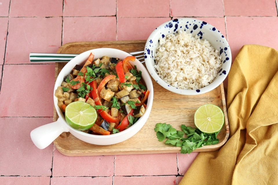 Rode curry met tofu, aubergine & paprika