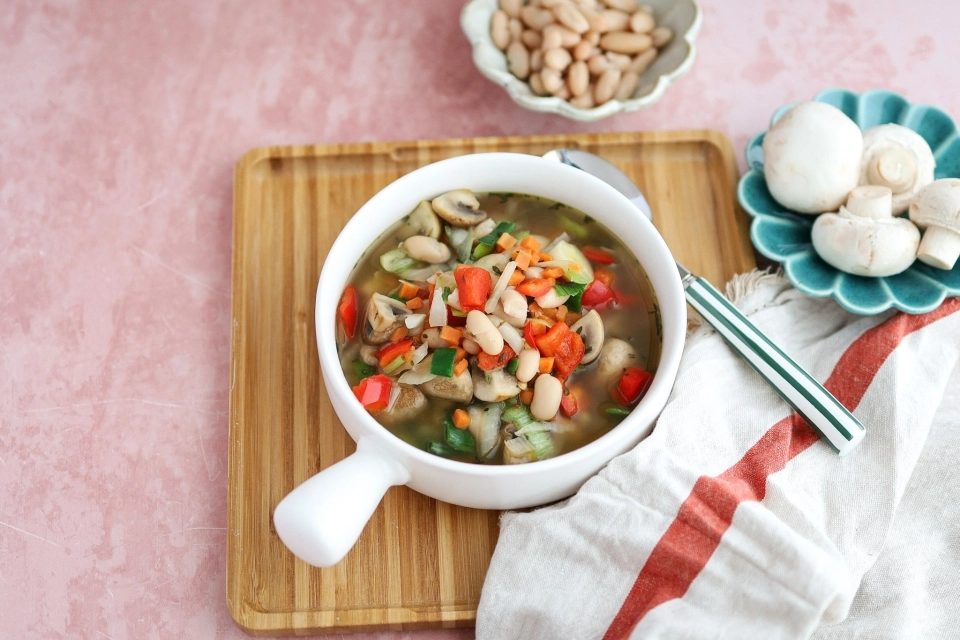 Stevige Italiaanse maaltijdsoep met cannellini bonen