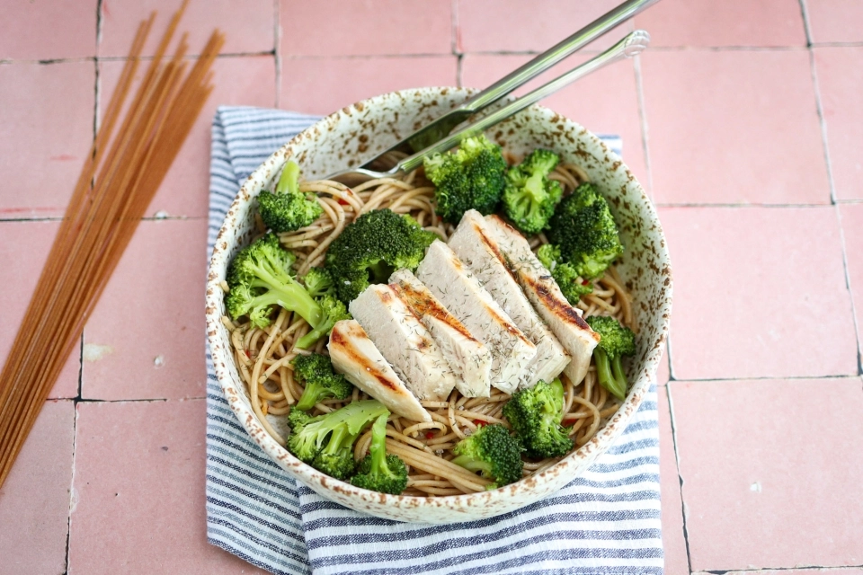 Tonijnsteak met pittige spaghetti & broccoli
