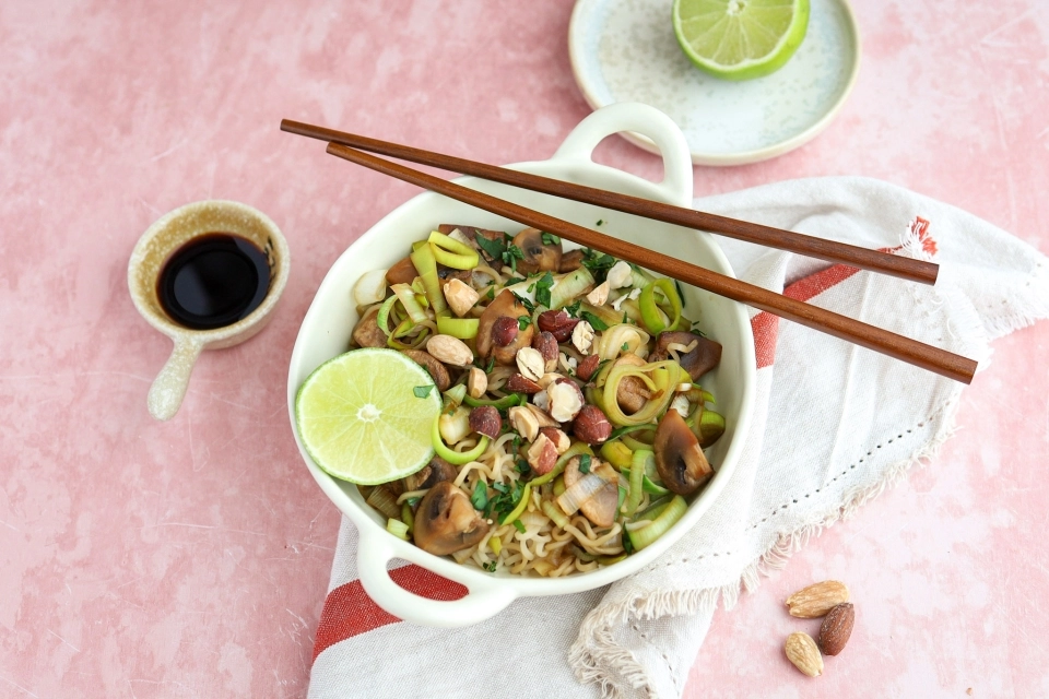 Noedels met champignons & noten