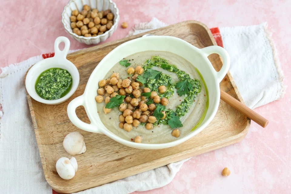 Bloemkool-champignonsoep met pesto & kikkererwten